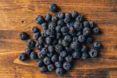 美味的成熟的蓝莓桩木背景