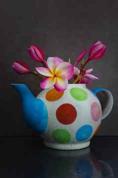 生活可爱的plumeria花色彩鲜艳的茶能