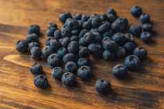 美味的成熟的蓝莓桩木表格
