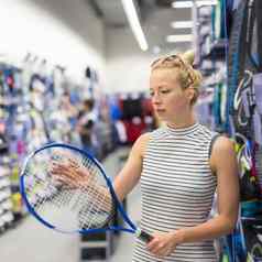 女人购物体育设备运动服装商店