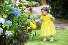 婴儿浇水植物