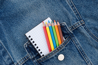 口袋里牛仔布夹克笔记本彩色的铅笔前生活