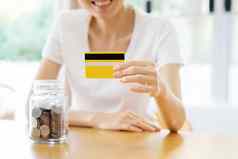 女人显示空白信贷卡焦点卡储蓄