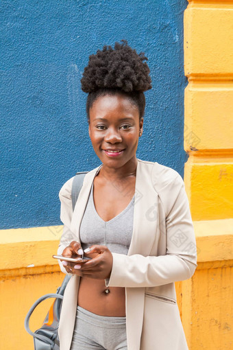 年轻的非洲女人智能手机