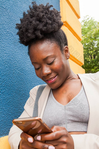 年轻的非洲女人聊天智能手机