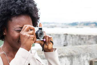年轻的非洲女人拍摄古董相机