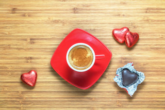 心形状的<strong>糖果包装</strong>明亮的红色的箔说谎木纹理杯咖啡背景浪漫的主题