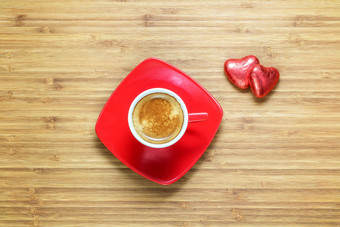 心形状的<strong>糖果包装</strong>明亮的红色的箔说谎木纹理杯咖啡背景浪漫的主题