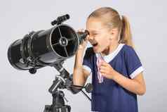 七年女孩感兴趣口开放反射器望远镜天空