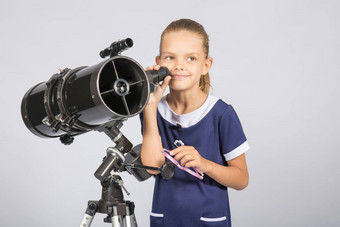 <strong>七年</strong>女孩站反射器望远镜神秘的天空