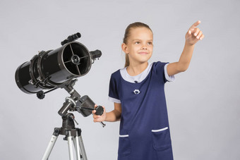 年轻的天文学家显示布满星星的天空站望远镜