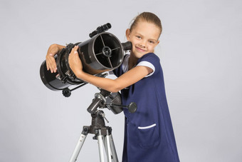 <strong>七年</strong>女孩拥抱反射器望远镜