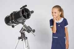 七年女孩感兴趣反射器望远镜