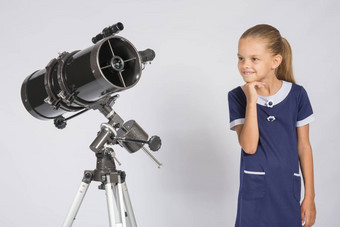 <strong>七年</strong>女孩感兴趣反射器望远镜