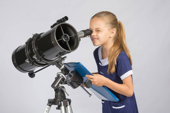 年轻的天文学家快乐望远镜记录观察