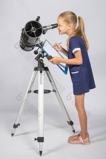 年轻的天文学家快乐望远镜<strong>记录观察</strong>
