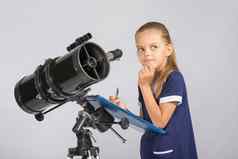 七年女孩深思熟虑的天空使记录观察望远镜