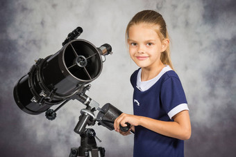 七年女孩调整望远镜看起来框架