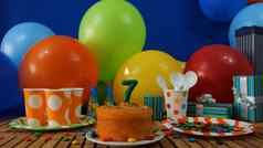 生日蛋糕乡村木表格背景色彩斑斓的气球礼物塑料杯塑料板糖果蓝色的墙背景