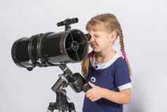 女孩业余天文学家集望远镜观察布满星星的天空