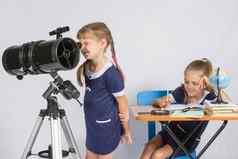 女孩天文学家目镜望远镜女孩坐着幸福的表格