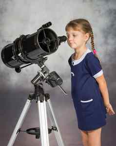 女孩情人天文学感兴趣目镜望远镜