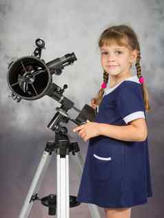 女孩情人天文学站望远镜看起来框架
