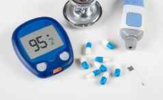 糖尿病测试工具包听诊器白色背景