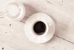 杯咖啡壶牛奶白色表格前视图