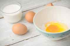 鸡蛋酸奶白色木表格水平