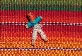 宏手工制作的变形墨西哥布娃娃