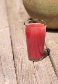 粉红色的玻璃红色的西瓜水果汁