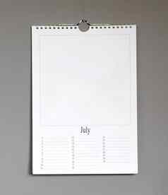 简单的生日日历挂灰色墙7月