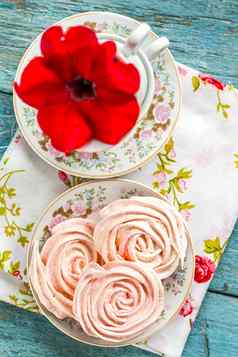 蛋白酥皮蛋糕形式玫瑰浪漫的菜红色的