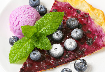 片蓝莓蛋挞冰奶油