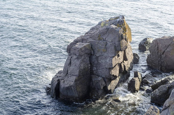 岩石黑色的海