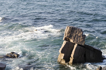 岩石黑色的海