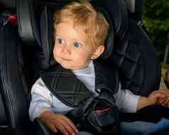 婴儿男孩坐着车座位