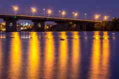 晚上桥灯反映了河水Hdr