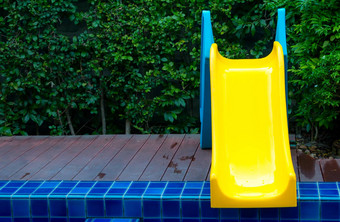池幻灯片游泳公共池幻灯片蓝色的水在户外