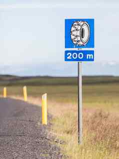 冰岛交通标志指示雪链要求