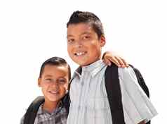 年轻的拉美裔学生兄弟穿背包白色