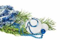 圣诞节树分支蓝色的球白色闪闪发光的孤立的
