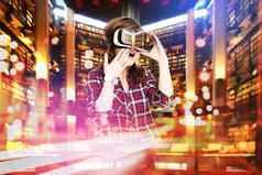 双曝光年轻的女孩经验耳机增强现实眼镜虚拟现状图书馆