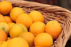 新鲜的橙子水果篮子