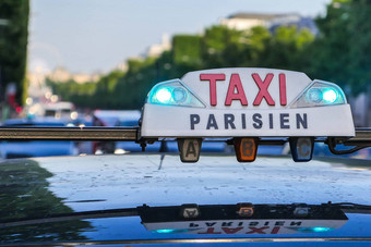 巴黎出租车细节弧凯旋门背景