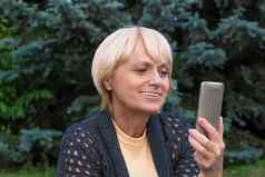 上了年纪的女人聊天视频信使移动电话
