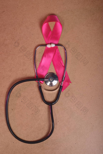 特写镜头粉红色的丝带听诊器木背景