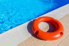 橙色生活浮标说谎游泳池