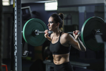 强大的有吸引力的<strong>肌肉</strong>发达的女人参考教练锻炼杠铃